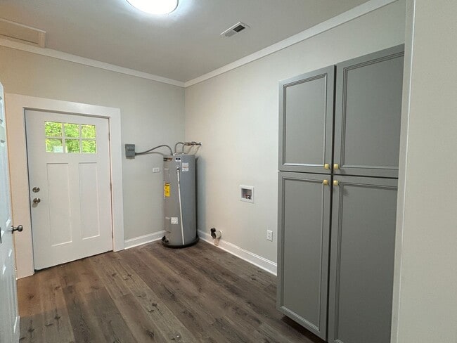 Building Photo - 401 Francis St E