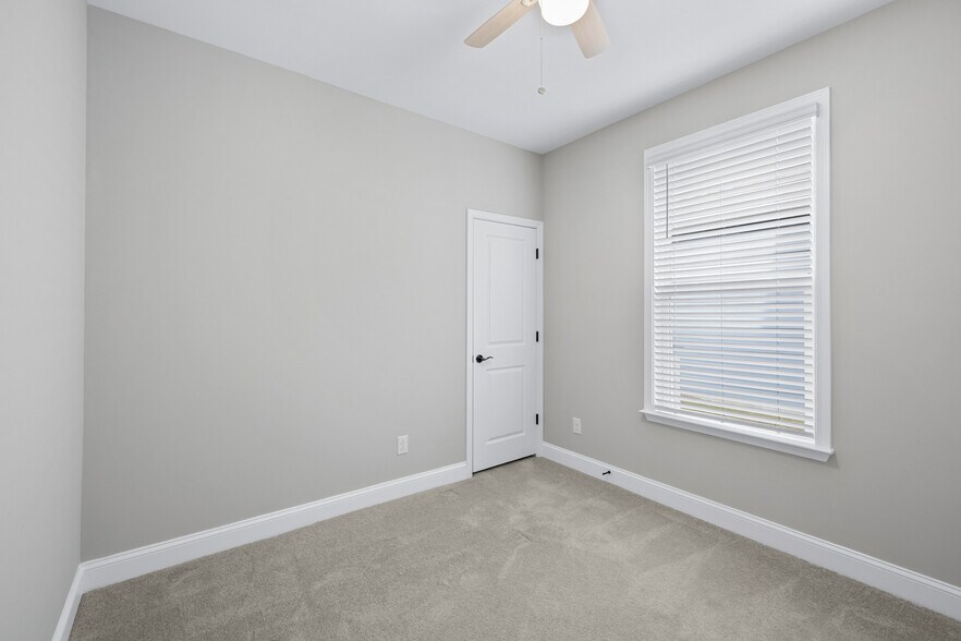 Building Photo - 686 Destiny Dr