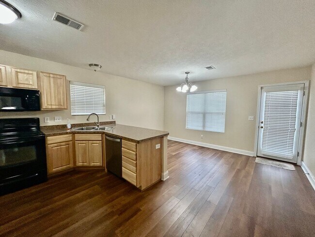 Building Photo - Large 4 Bed, 2.5 bath in Lexington!