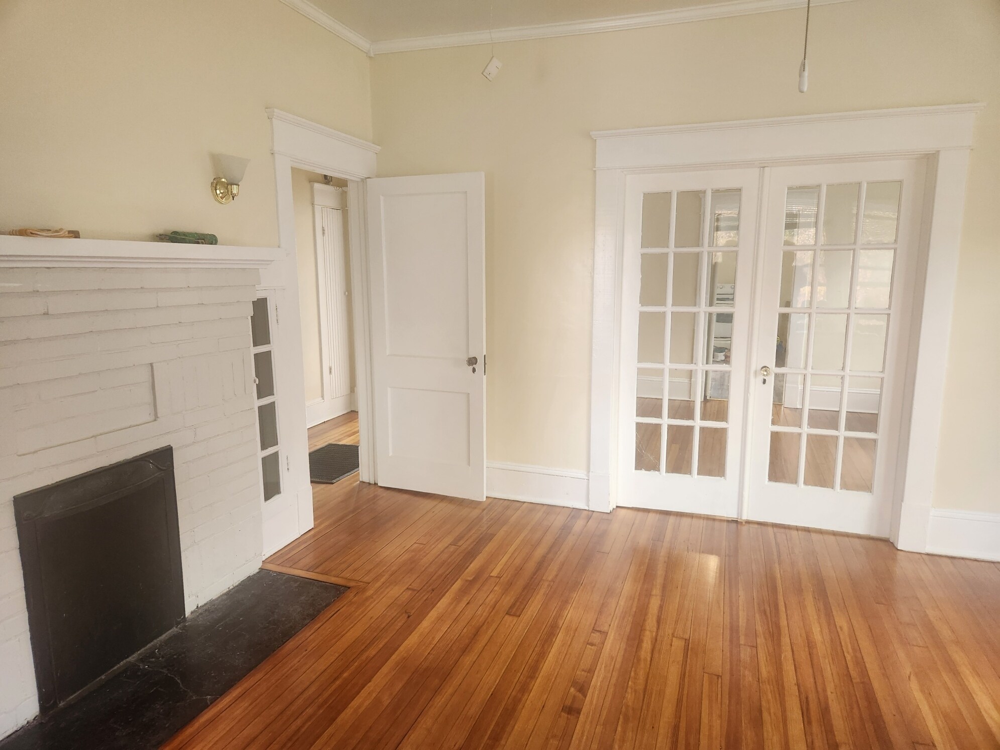 living/dining - 703 W Markham Ave