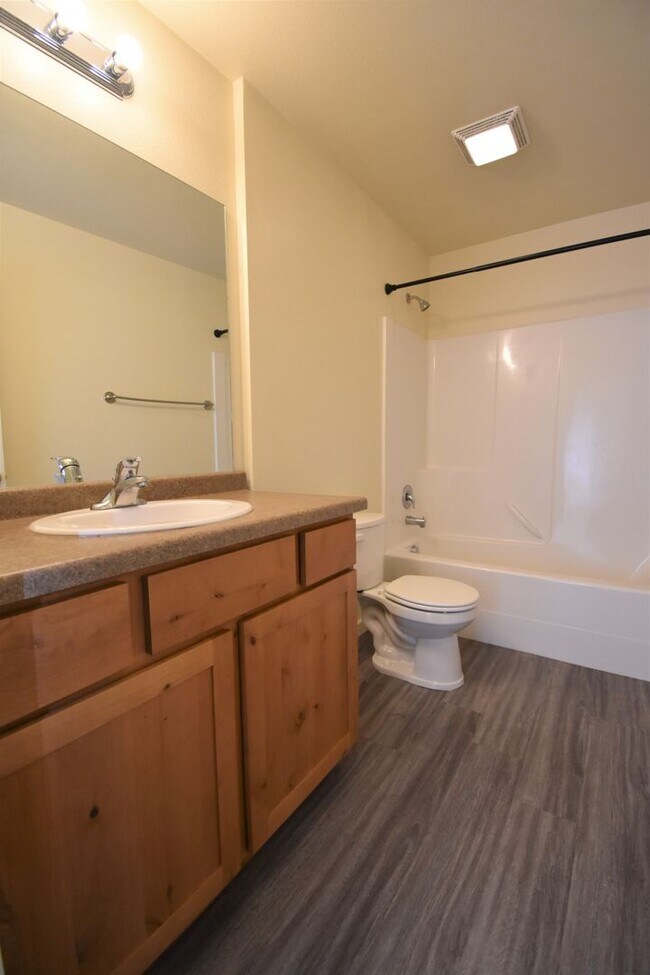 Building Photo - Centrally Located Second Floor 2b w/ Priva...