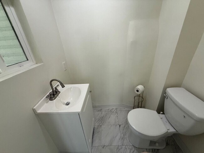 Building Photo - Charming 2 Bed, 2.5 Bath Home with Den & B...