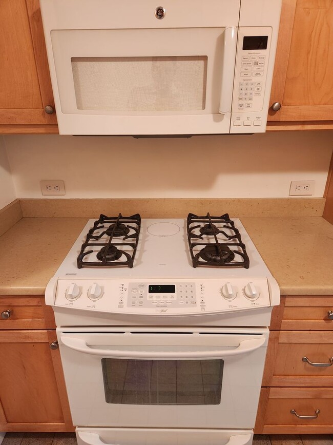 Building Photo - Very nice 2 Bed/ 1.5 Bath /1,263 Sqft Waln...
