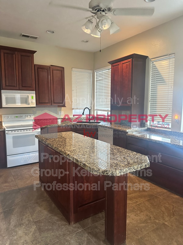 Building Photo - 16802 W Tonbridge St