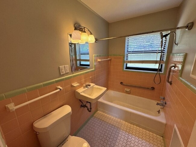 Building Photo - Spacious and fresh paint, 2 bed 1 bath wit...