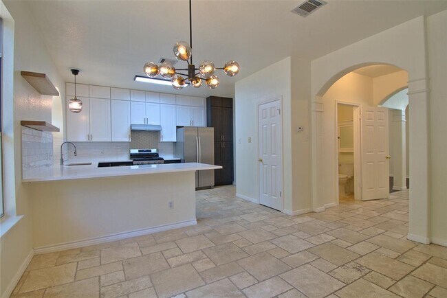 Building Photo - 2423 Falcon Dr