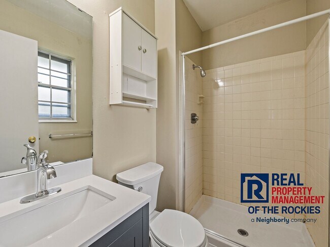 Building Photo - Recently Updated 4 Bed 3 Bath House in W. ...