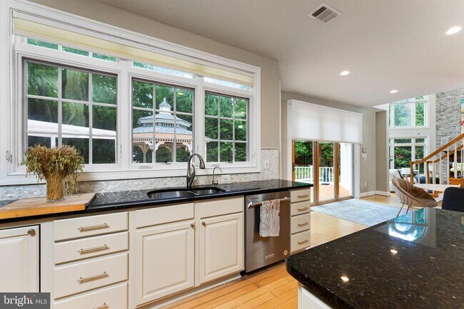 Building Photo - 1445 Mayhurst Blvd