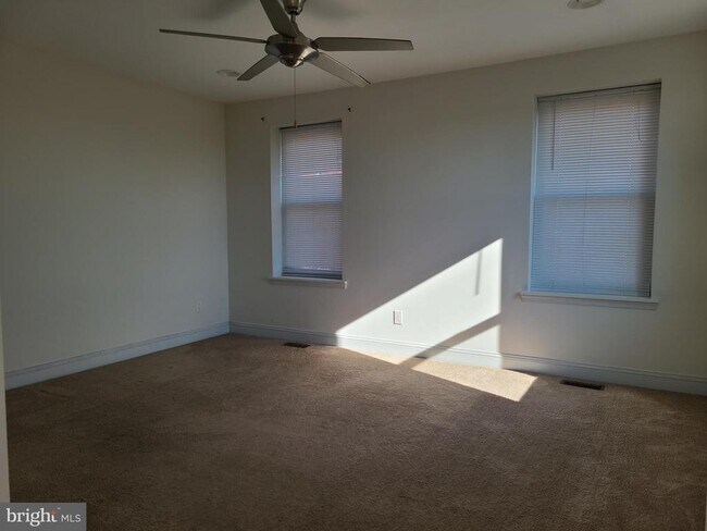 Building Photo - 250 S Washington St