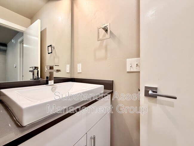 Building Photo - 2000 N Blackwelder Ave