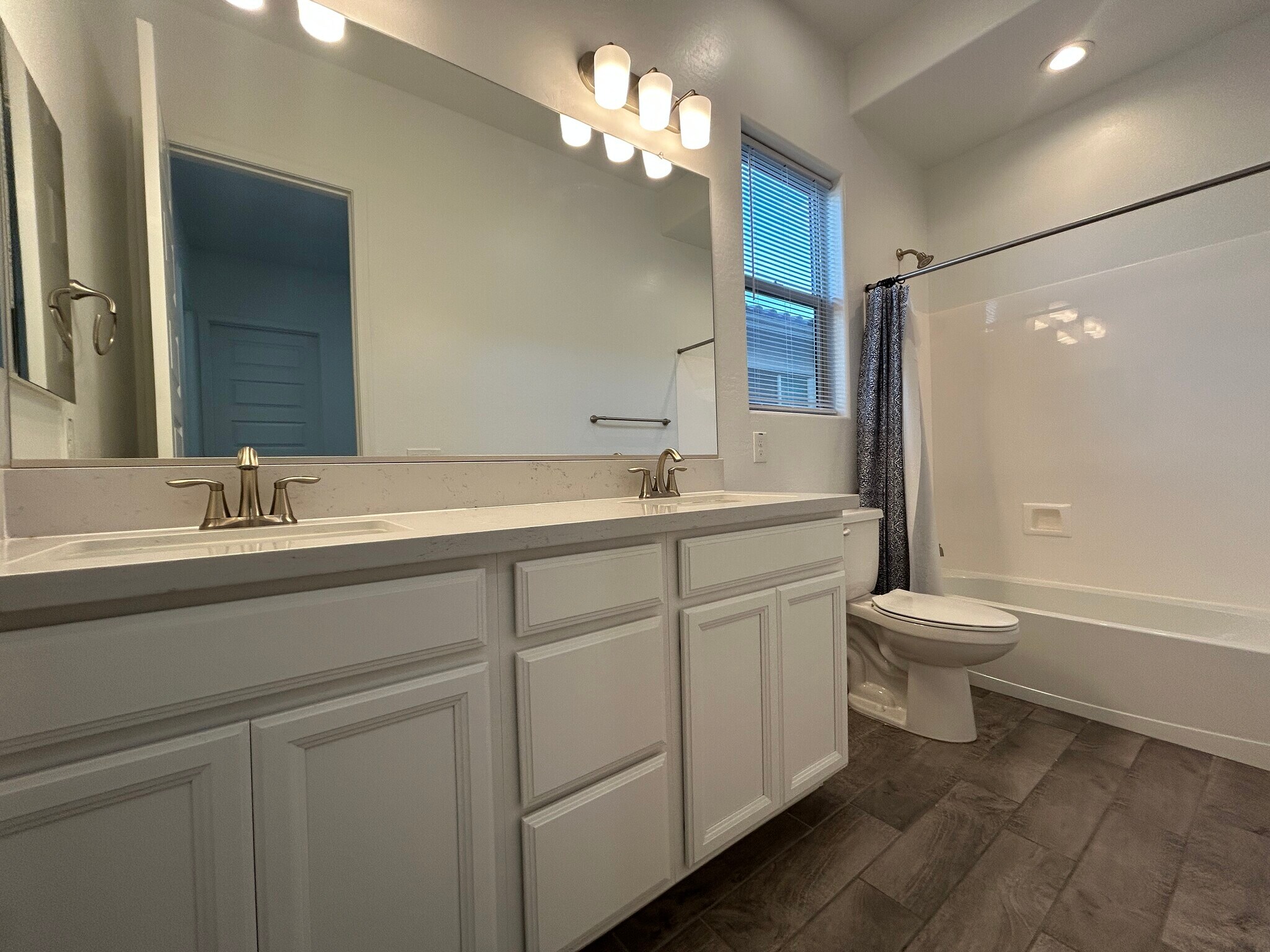 Building Photo - 8731 W Wagon Wheel Dr