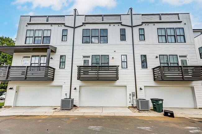 Building Photo - NEW TOWNHOME W/ ROOFTOP TERRACE @ 5West Te...