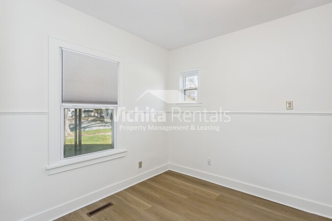 Building Photo - 3 bedroom 1 bath in the Delano District!