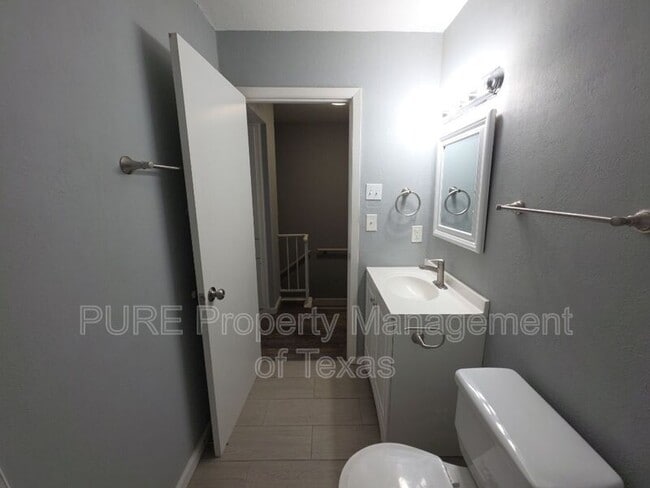 Building Photo - 5808 Wellington Dr