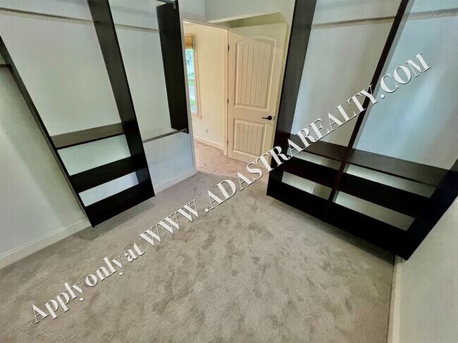 Building Photo - Beautiful 4 Bed 3.5 Bath Home in Fairway-Available NOW!!