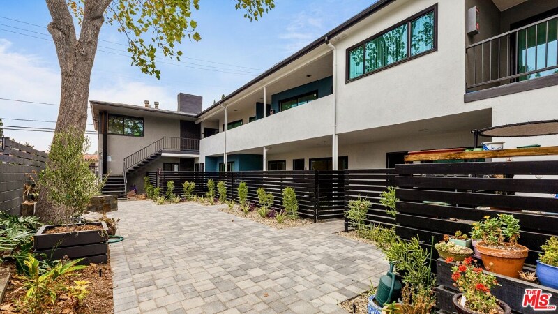 Building Photo - 2021 Beachwood Dr