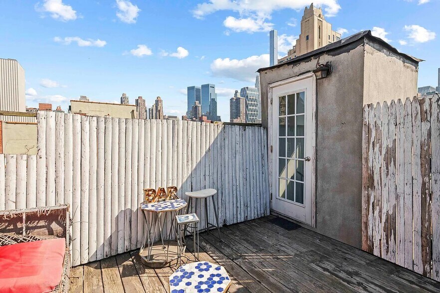 Building Photo - 724 Tenth Avenue