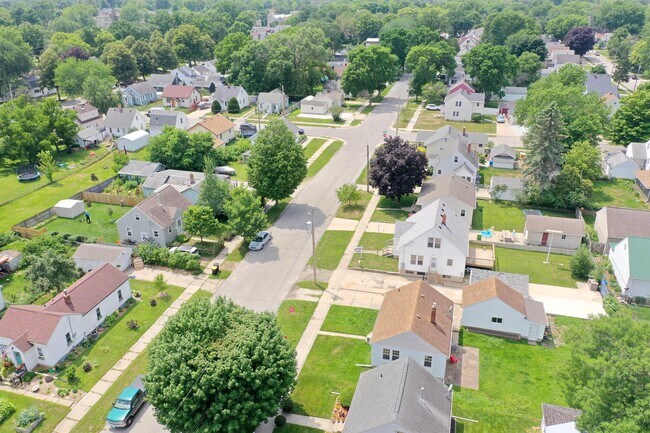 Building Photo - 1421 3rd St NE