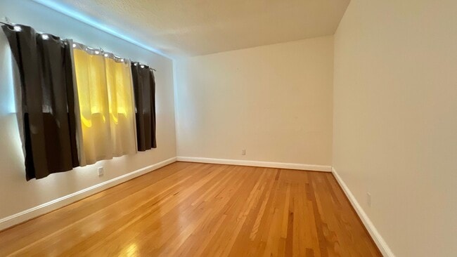 Building Photo - Gorgeous house - Huge Backyard with Bonus ...