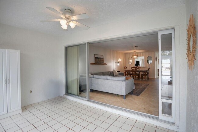 Building Photo - 6884 W Country Club Ln