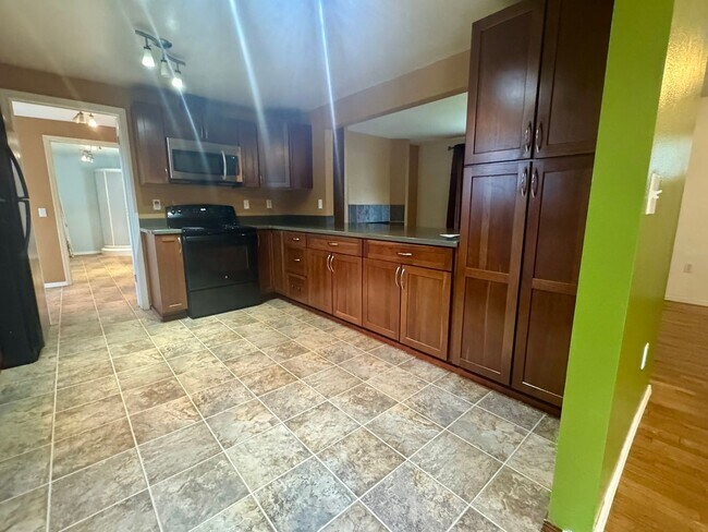 Building Photo - Charming 3-Bedroom Home in Lakewood with Spacious Yard & Modern Comforts