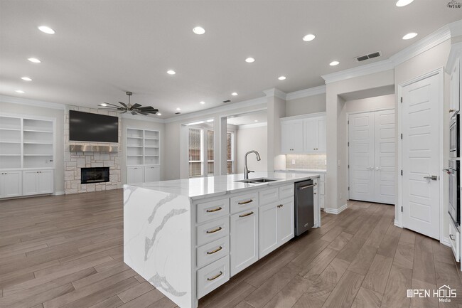 Building Photo - 5682 Blackstone Dr