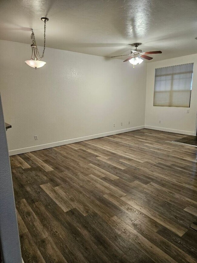 Building Photo - Beautiful 2 Bedroom Condo Avail 9/2