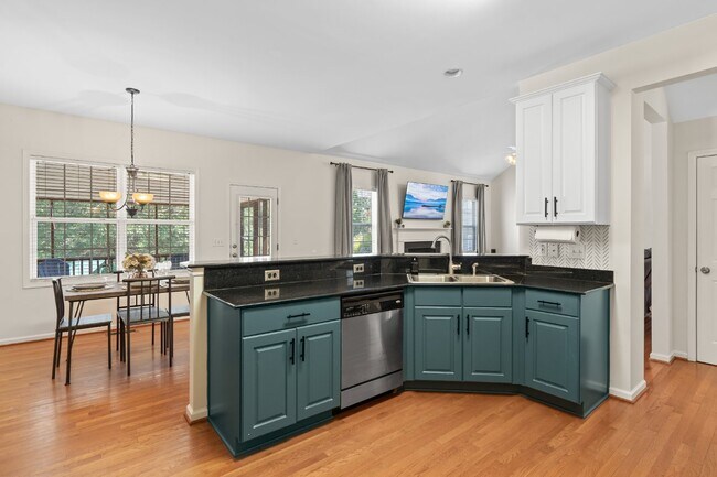 Building Photo - Gorgeous 4 Bedroom Home with Spacious Layo...