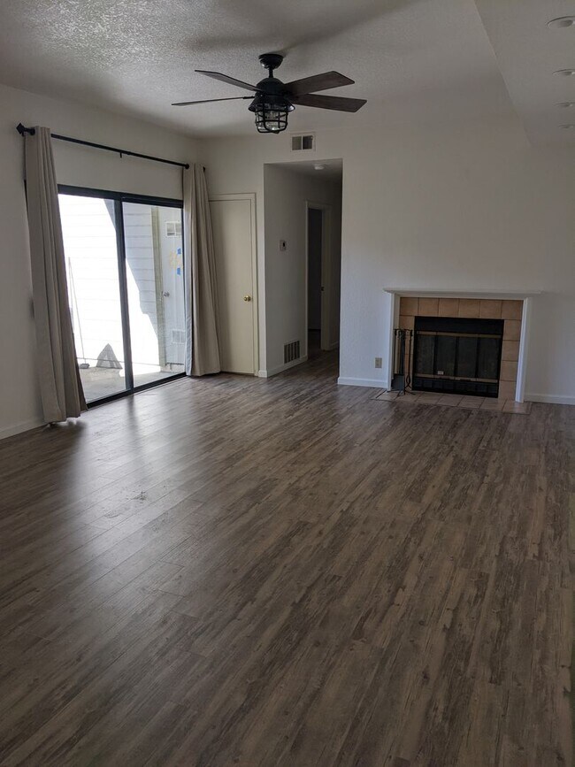 Building Photo - Ground floor Condo with Garage