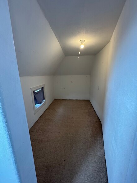 Bedroom 1 large closet - 10 E Nelson St