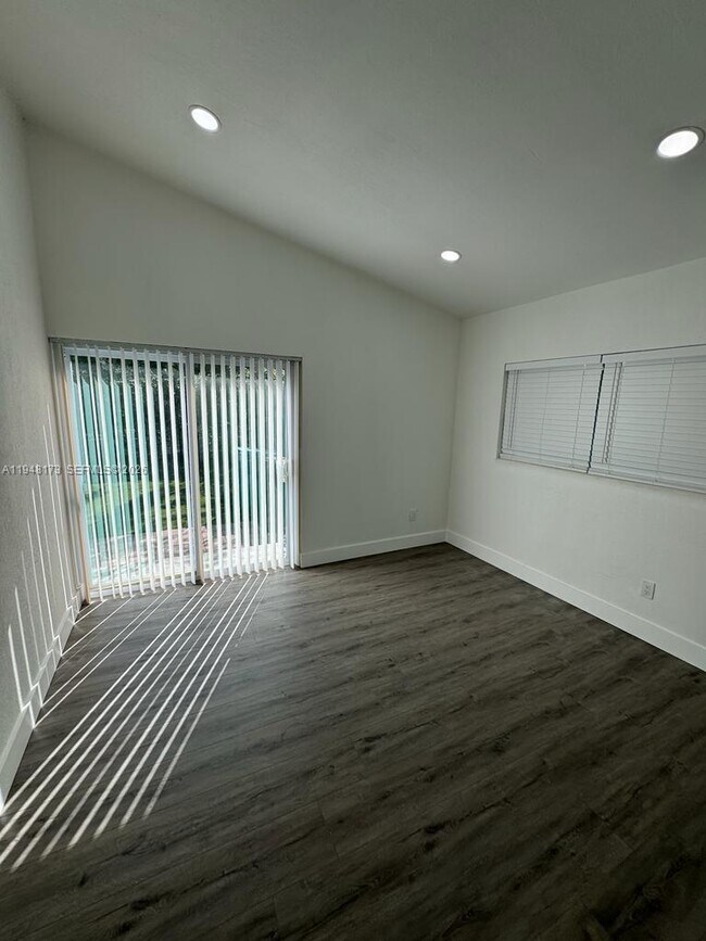 Building Photo - 11912 NE 10th Ave