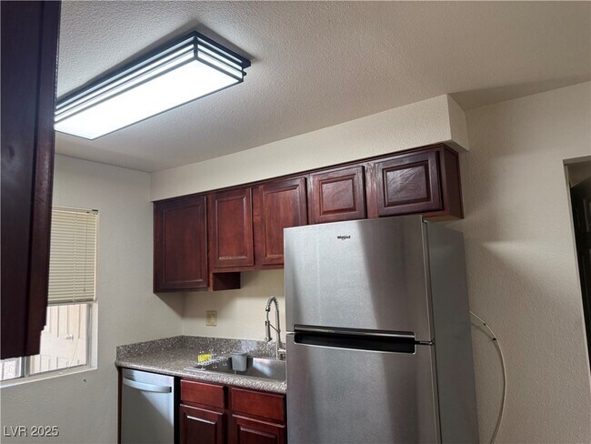 Building Photo - 4390 Sandy River Dr