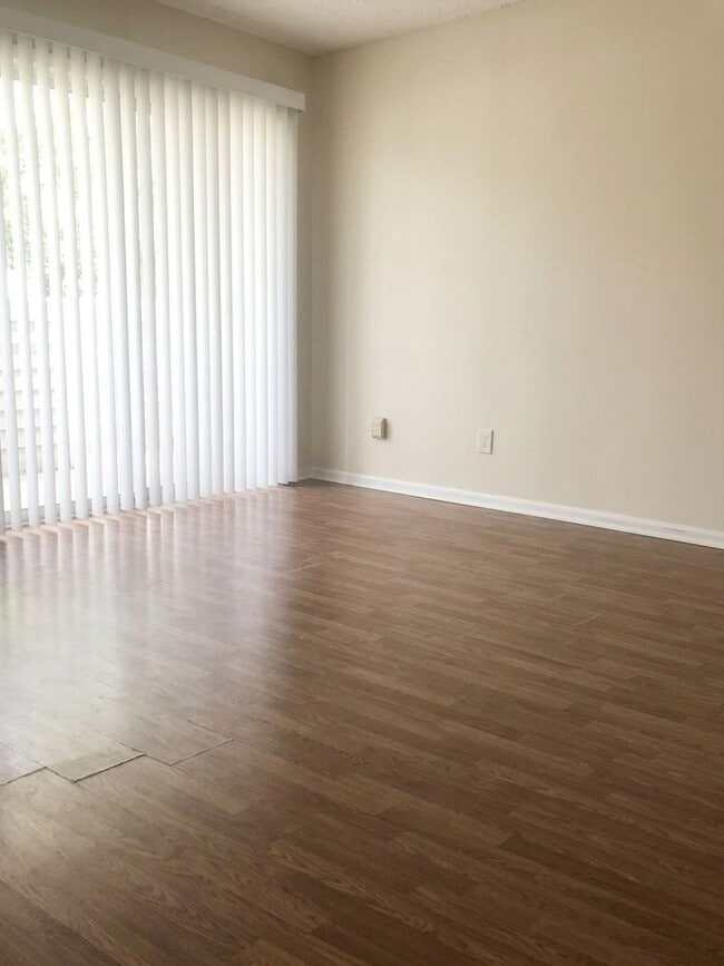 Building Photo - 9617 Vinca Cir