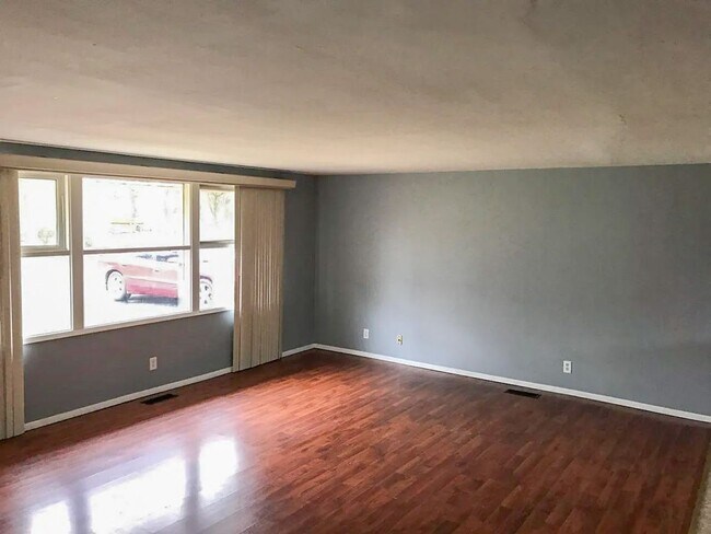 Building Photo - Enclosed Porch