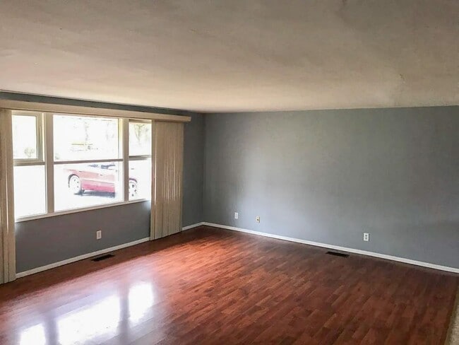 Building Photo - For Rent: 3 Bedroom Home with a Sunroom and Garage! Nice yard!