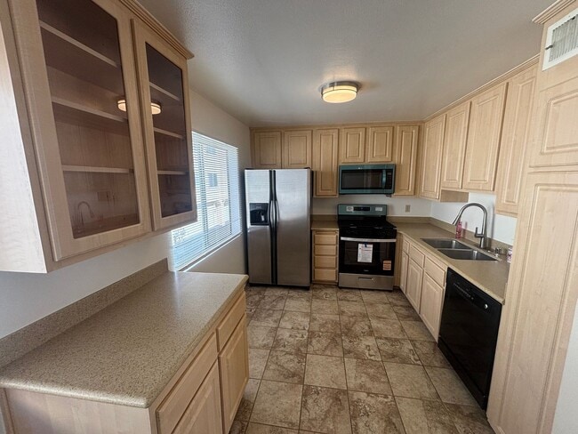 Building Photo - Beautiful 3-Bedroom Townhome in Chatsworth!