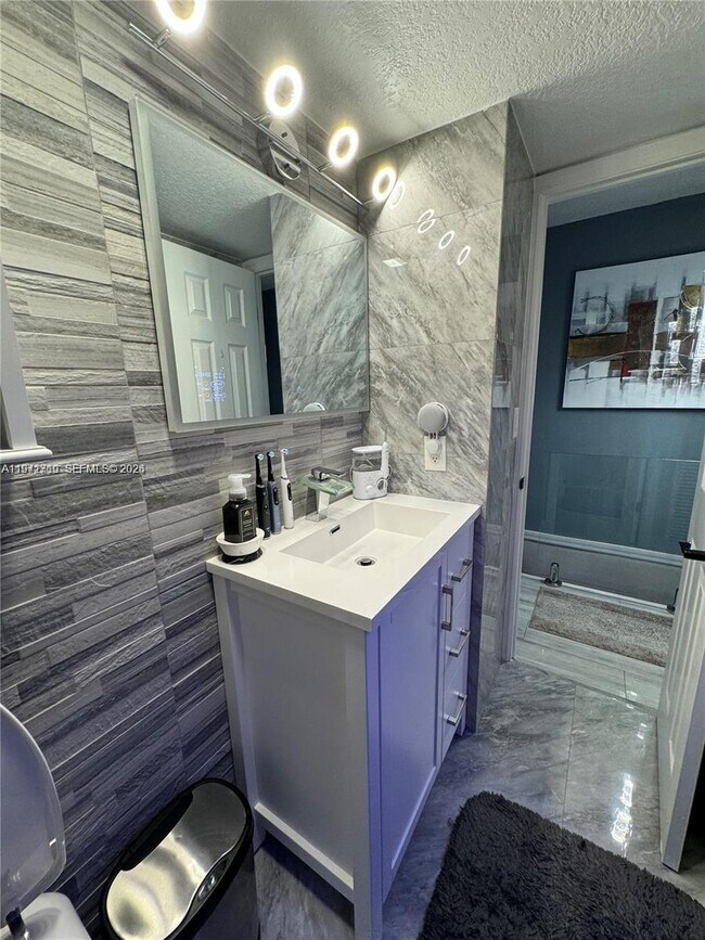 Building Photo - 3870 W 8th Ln