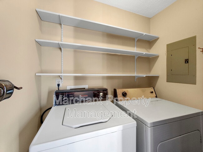 Building Photo - 100 Pine Wood Dr