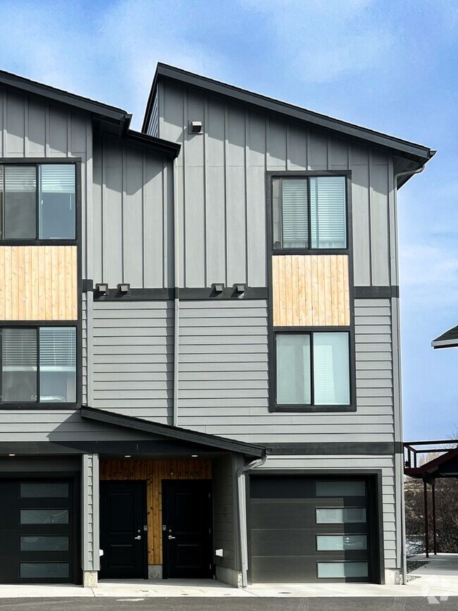 Building Photo - 3769-3771 Klindt Dr