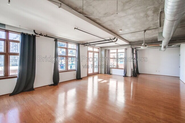 Building Photo - 877 Island Ave