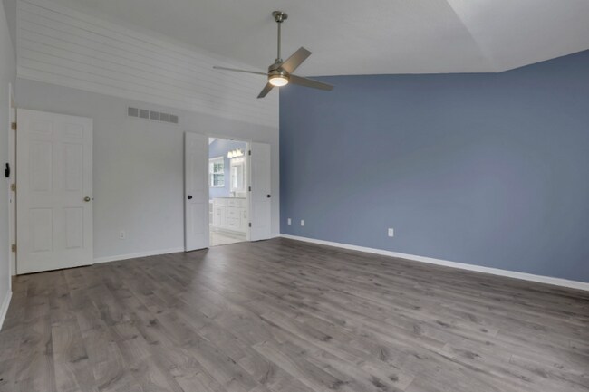 Building Photo - 6715 Sunningdale Dr