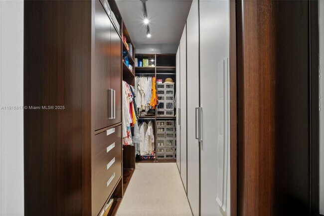 Building Photo - 20000 E Country Club Dr