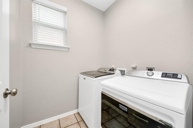 Building Photo - 8522 Sports Haven Dr