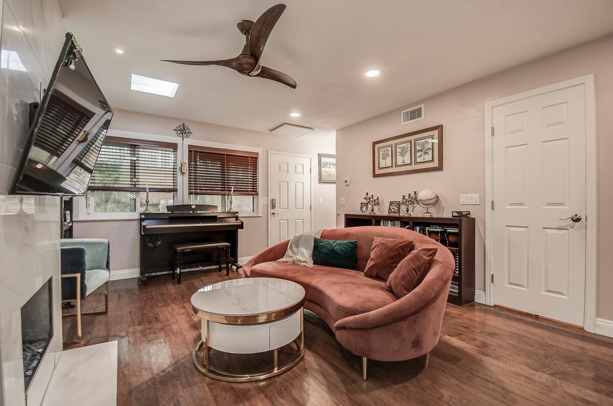 Building Photo - 11 Seamist Ct