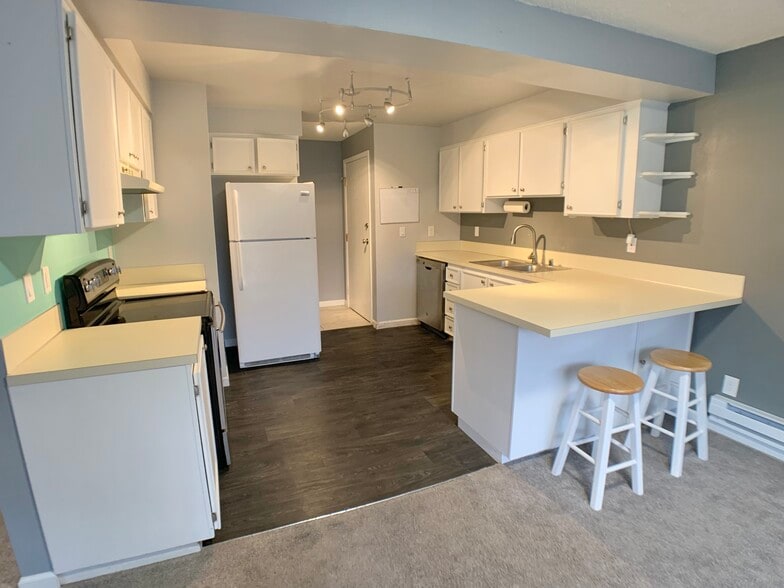 Kitchen - 3121 W Hood Ave