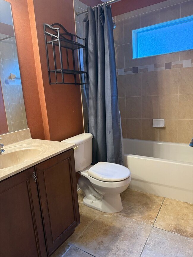 Building Photo - 5 BEDROOM HOUSE WITH PRIVATE POOL AND LAKE...