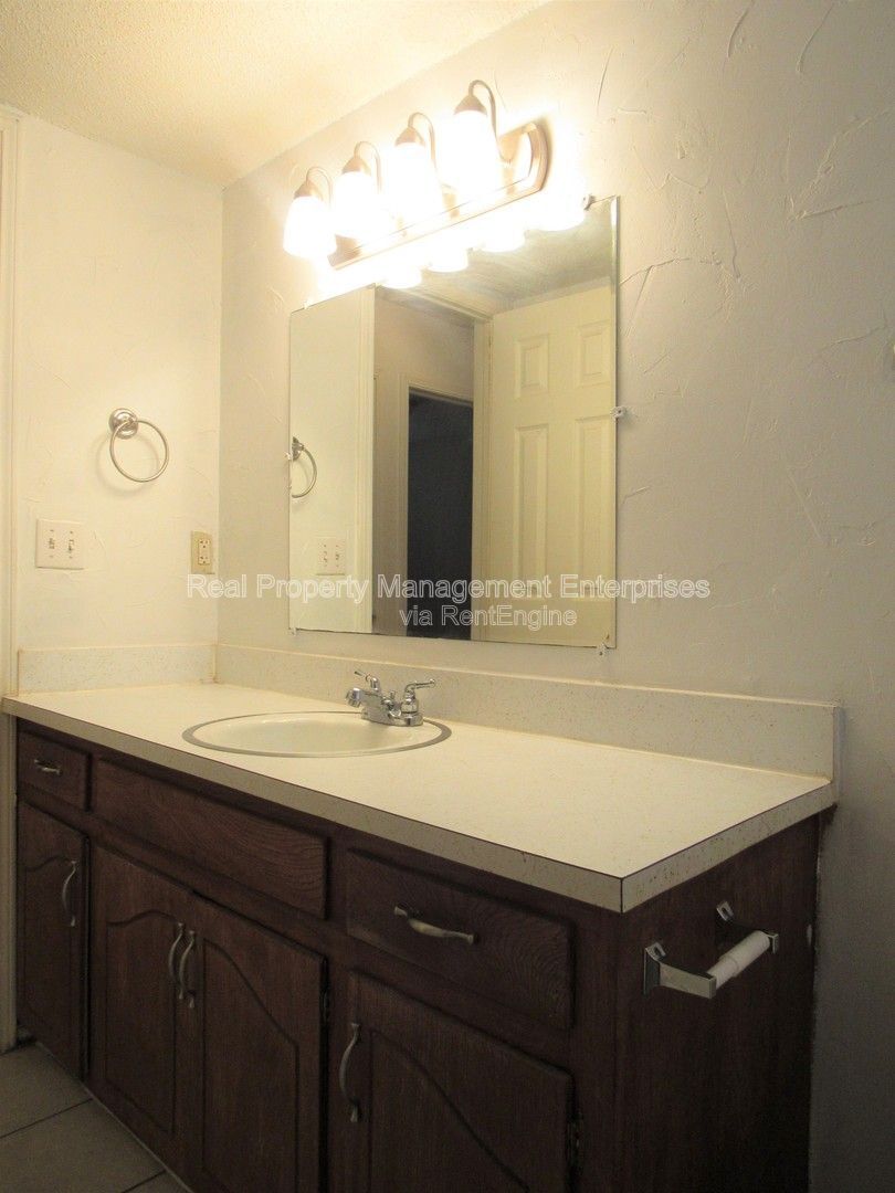 Building Photo - 637 Redstone Ave