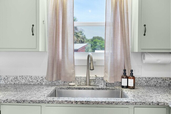 Building Photo - 108 Zamora St