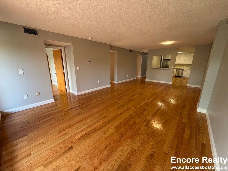 Building Photo - 1751 Beacon St