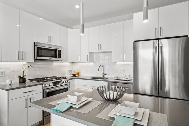 Building Photo - 420 W Broadway